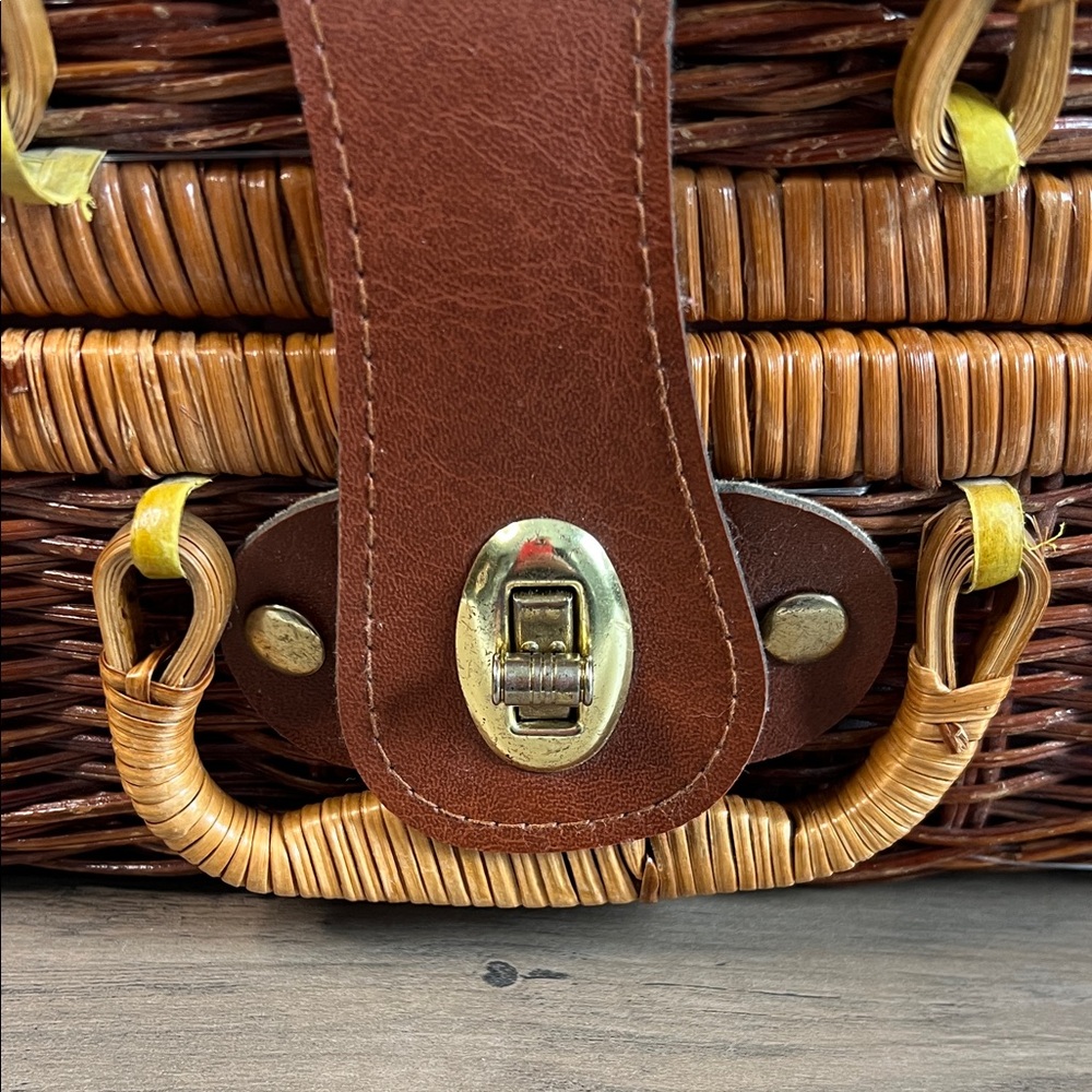 Vintage Porcelain Tea Sets Wicker Picnic Basket Kids Tea Party - Picture 7 of 8